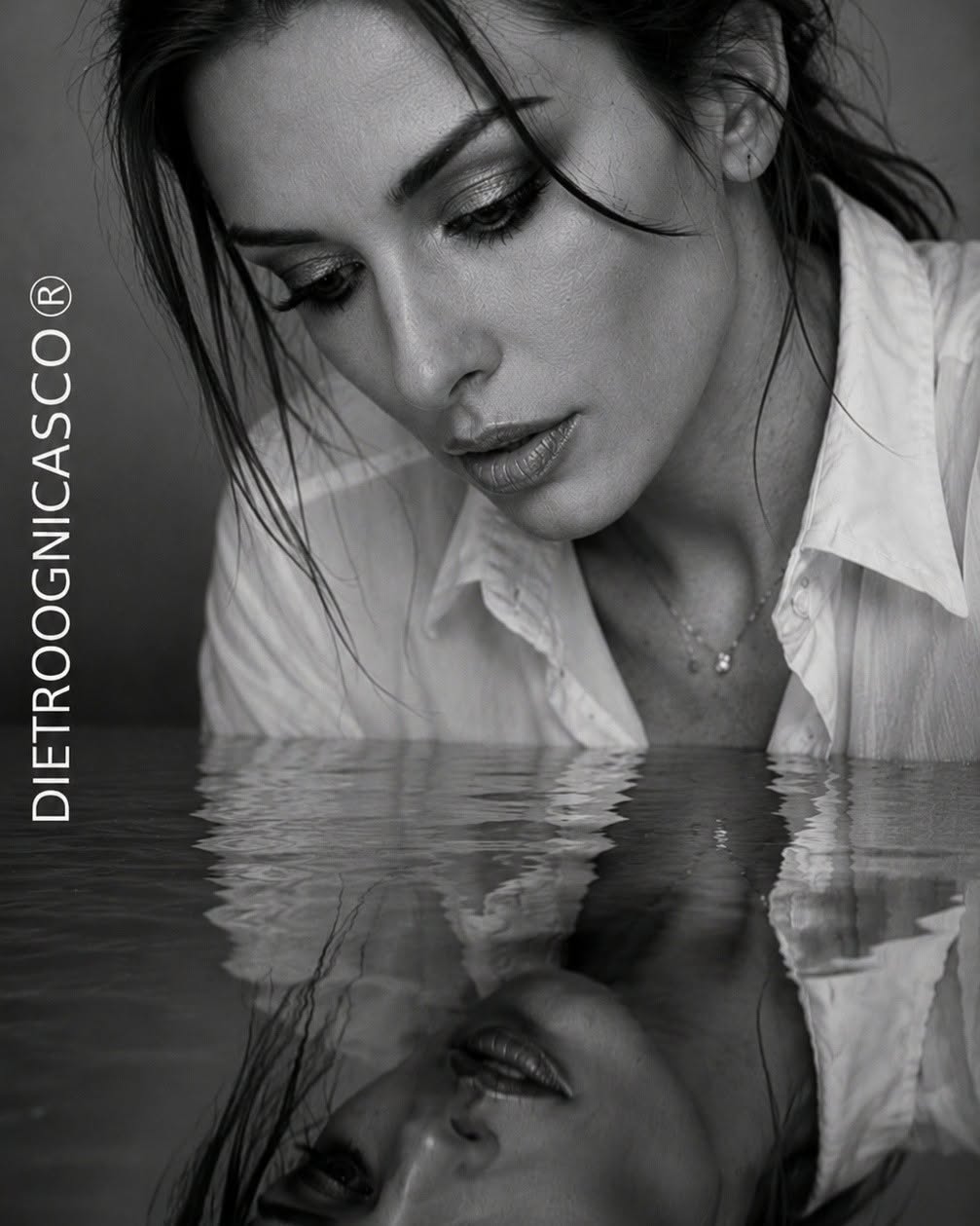 Bianca Ronchelli, autrice di Dietroognicasco, riflessa sull'acqua